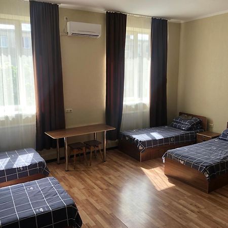 Monada Hotel & Hostel Ужгород Екстер'єр фото