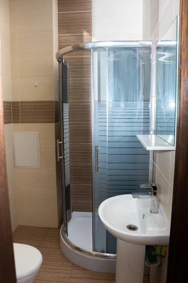 Monada Hotel & Hostel Ужгород Екстер'єр фото