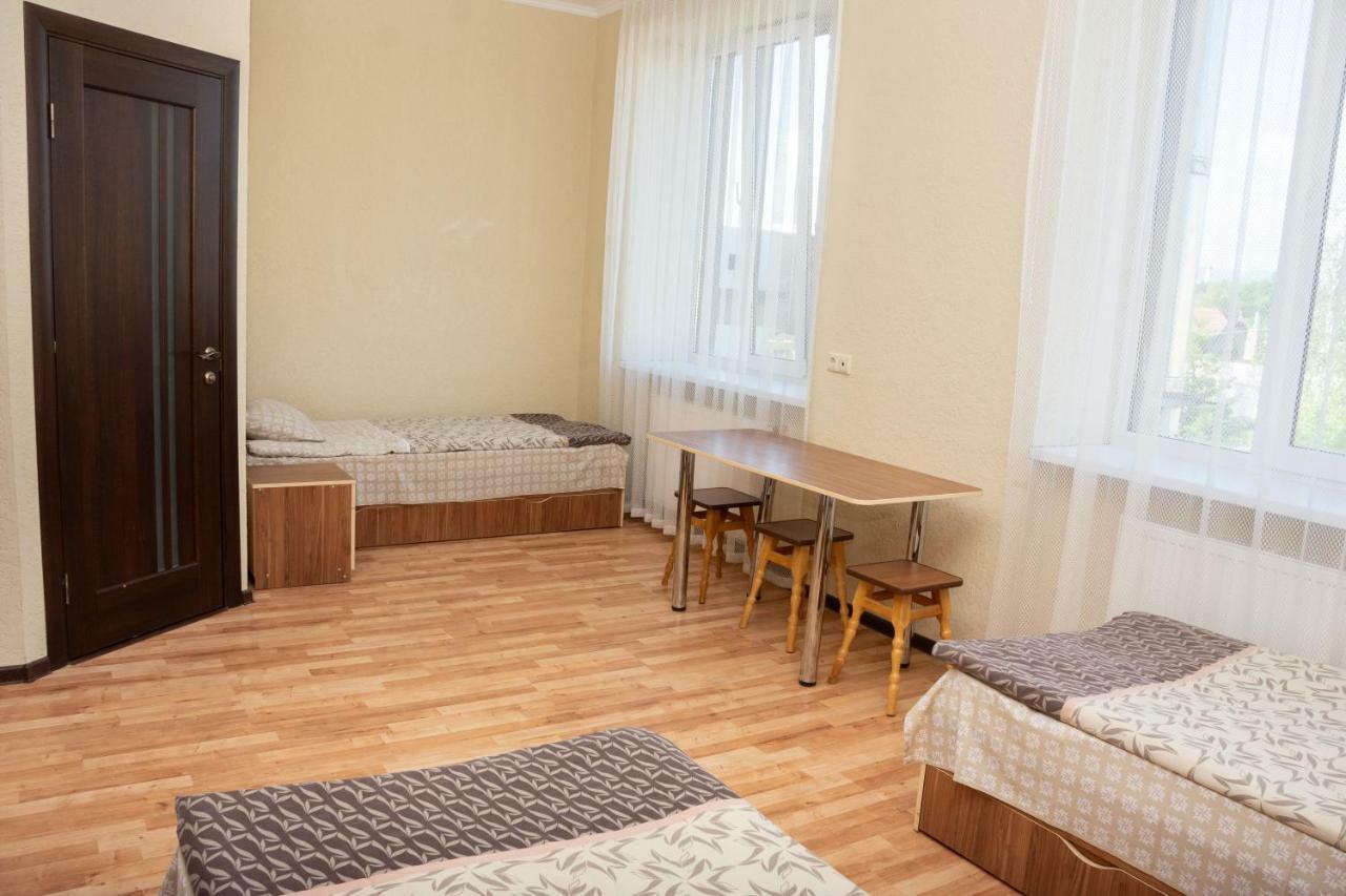 Monada Hotel & Hostel Ужгород Екстер'єр фото