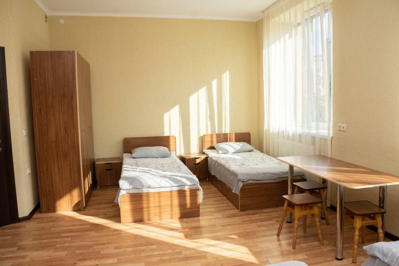 Monada Hotel & Hostel Ужгород Екстер'єр фото