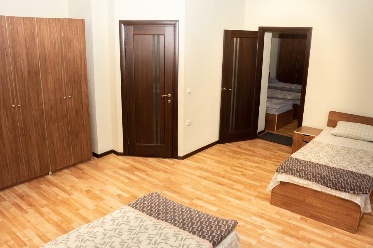 Monada Hotel & Hostel Ужгород Екстер'єр фото